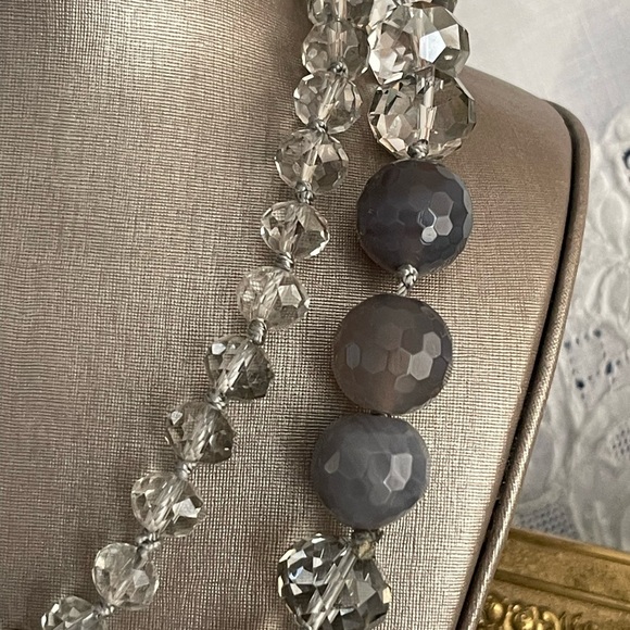 LONG STRAND CRYSTAL AND GLASS GREY TONE NECKLACE. - Picture 5 of 7